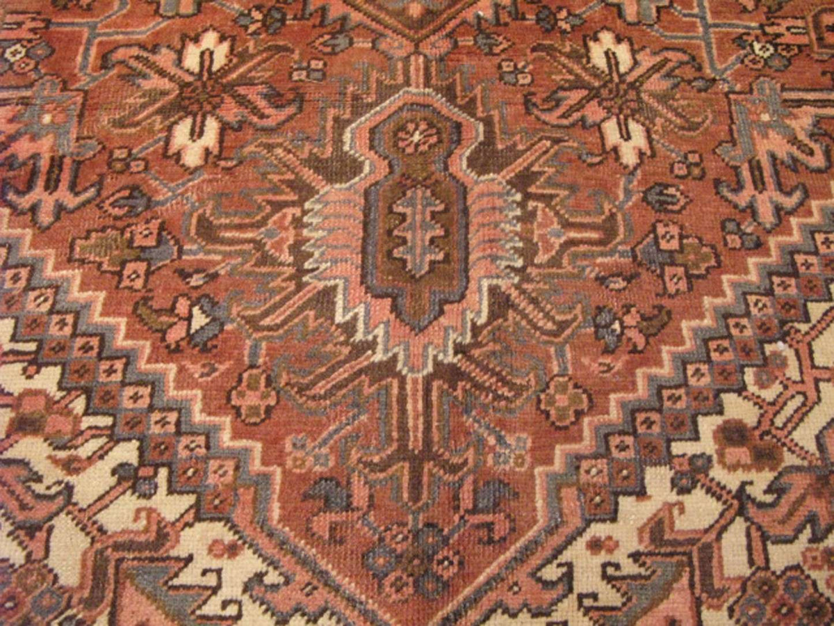 7' 9" x 11' 9" Persian Heriz Rug image 3
