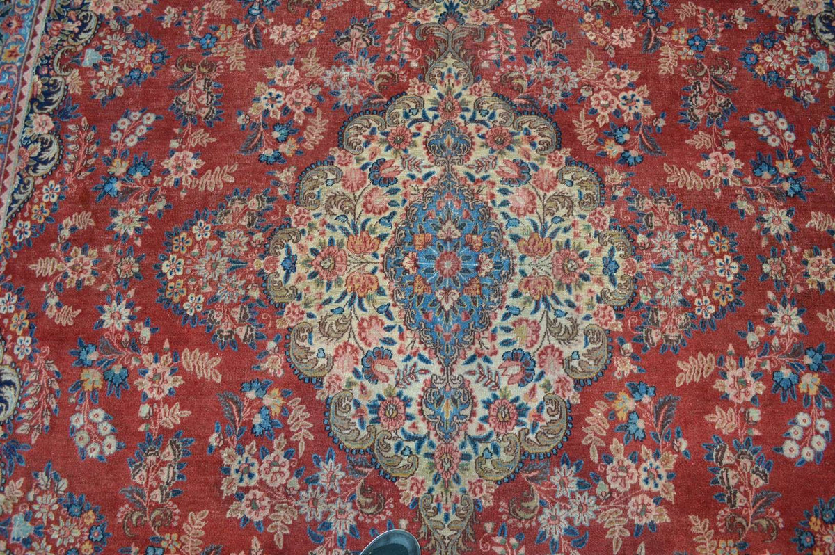 9' 8" x 13' 0" Persian Lavar Rug image 1