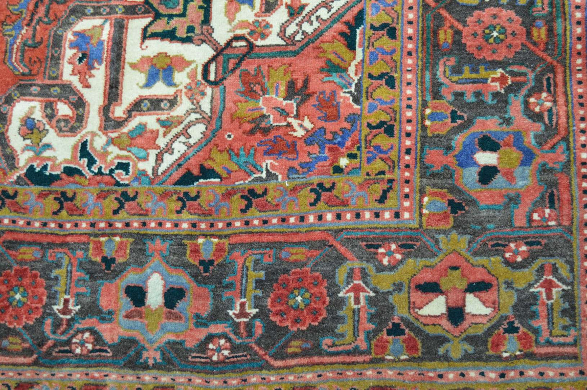 7' 7" x 11' 3" Persian Heriz Rug image 5