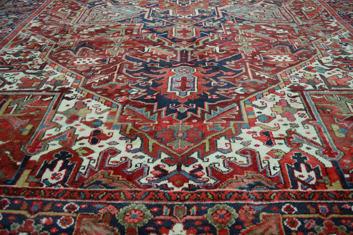 7' 9" x 11' 4" Persian Heriz Rug image 6