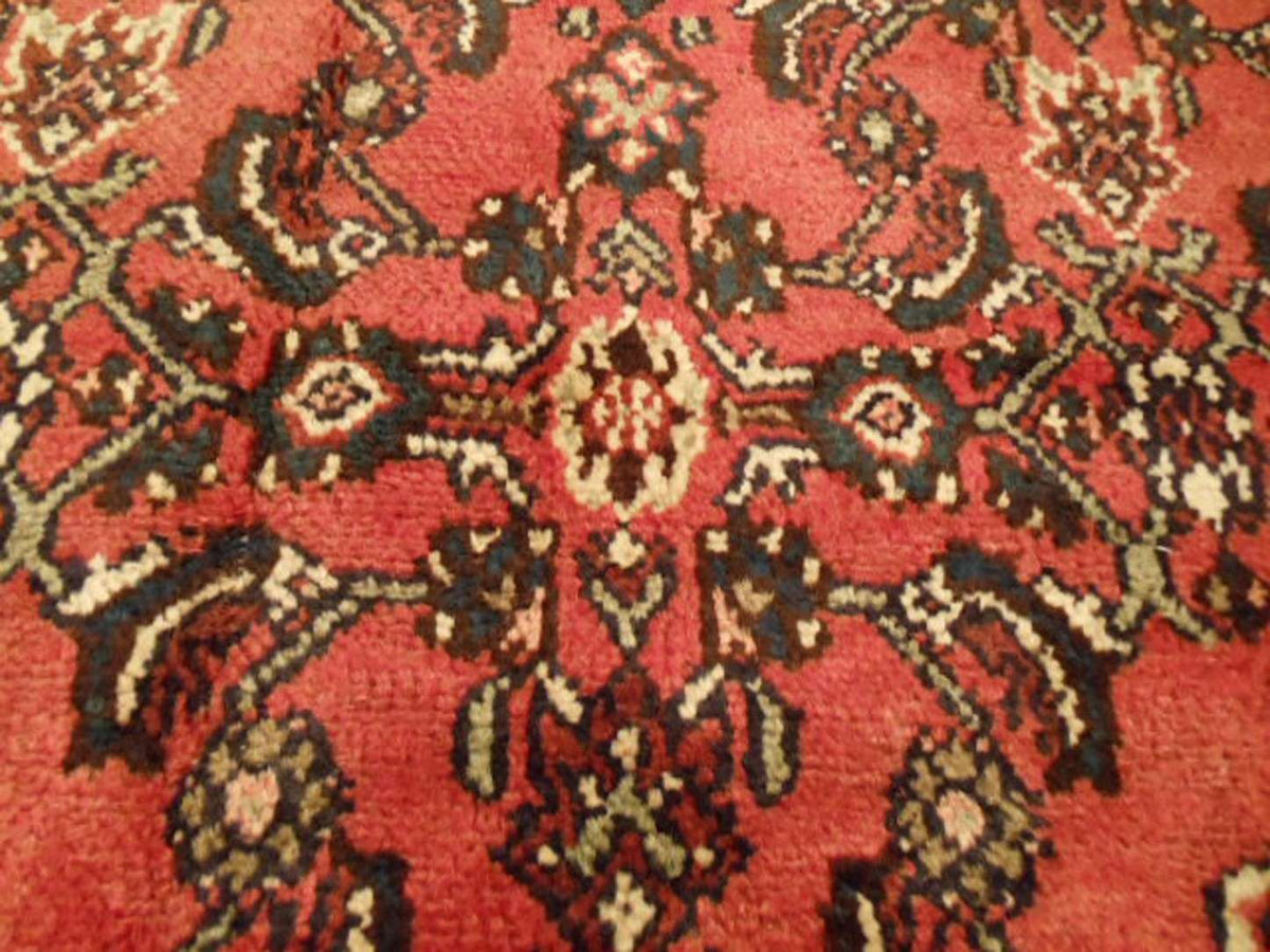 6' 9" x 10' 3" Persian Hosseinabad Rug image 6