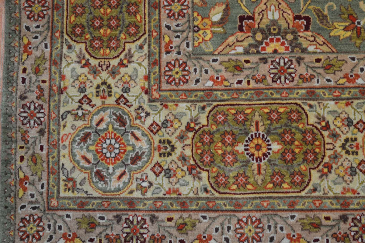5' 9" x 9' 4" India Sultanabad Rug image 6