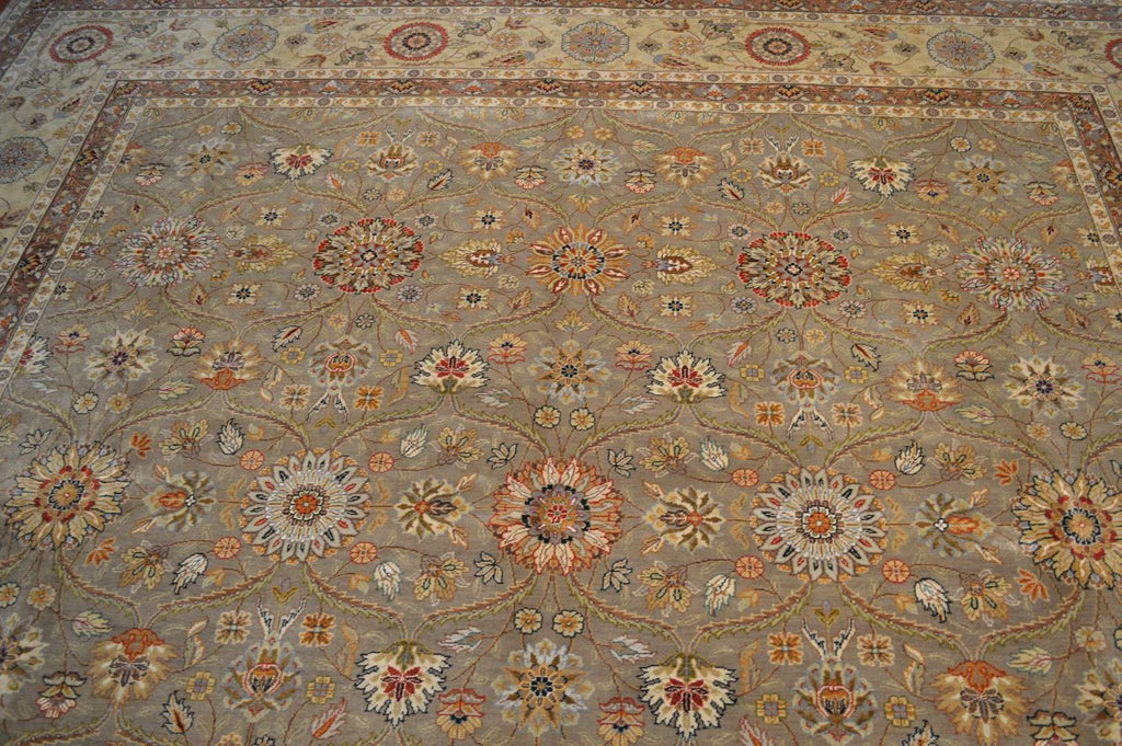 9' 8" x 9' 9" India Agra Rug image 4