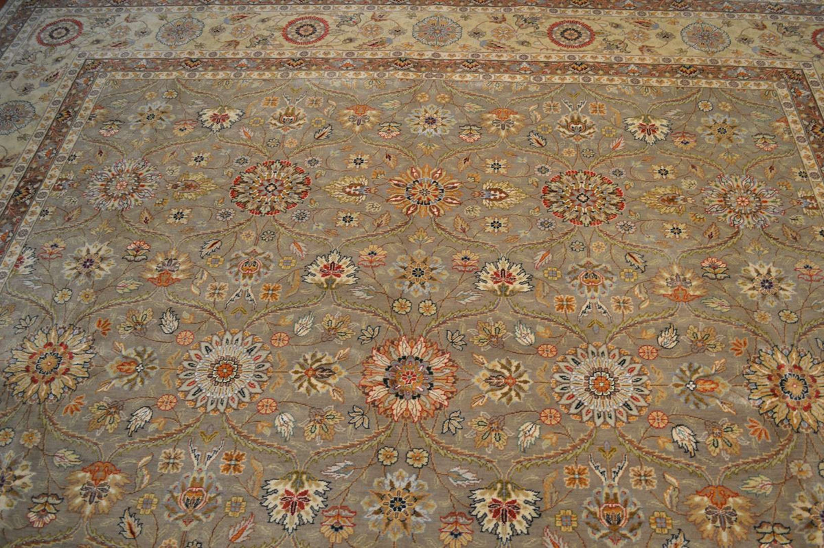 9' 8" x 9' 9" India Agra Rug image 4