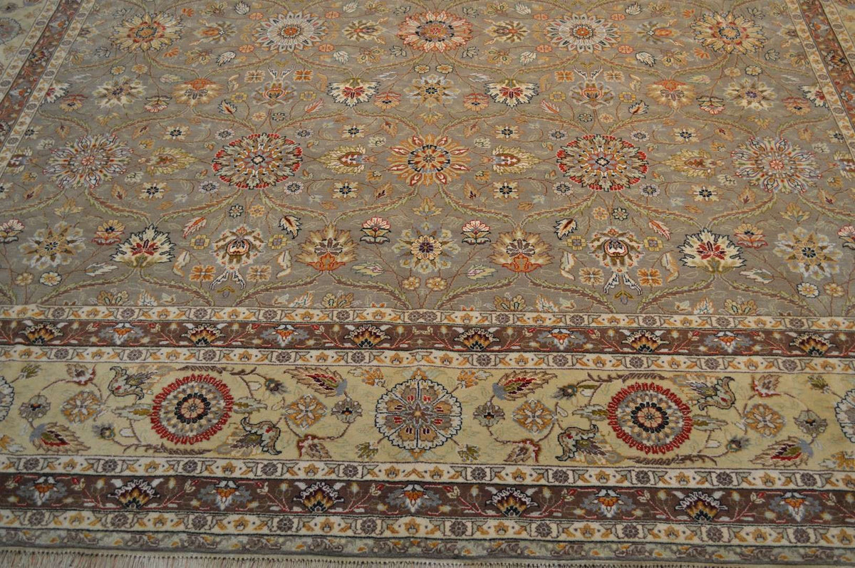 9' 8" x 9' 9" India Agra Rug image 2