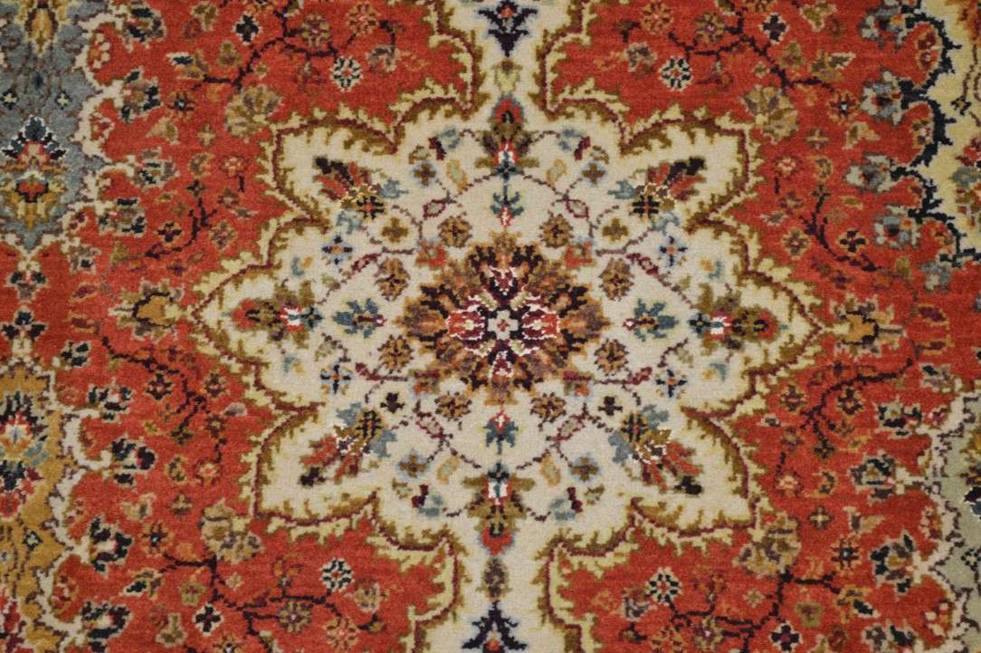 8' 1" x 10' 1" India Agra Rug image 2