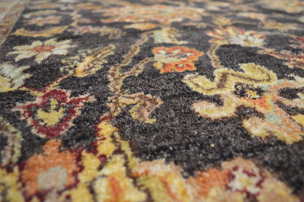 7' 9" x 8' 1" India Sultanabad Square Rug image 8