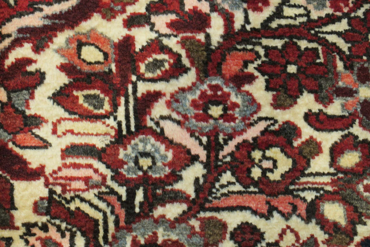 3' 5" x 4' 9" Persian Hosseinabad Rug image 10