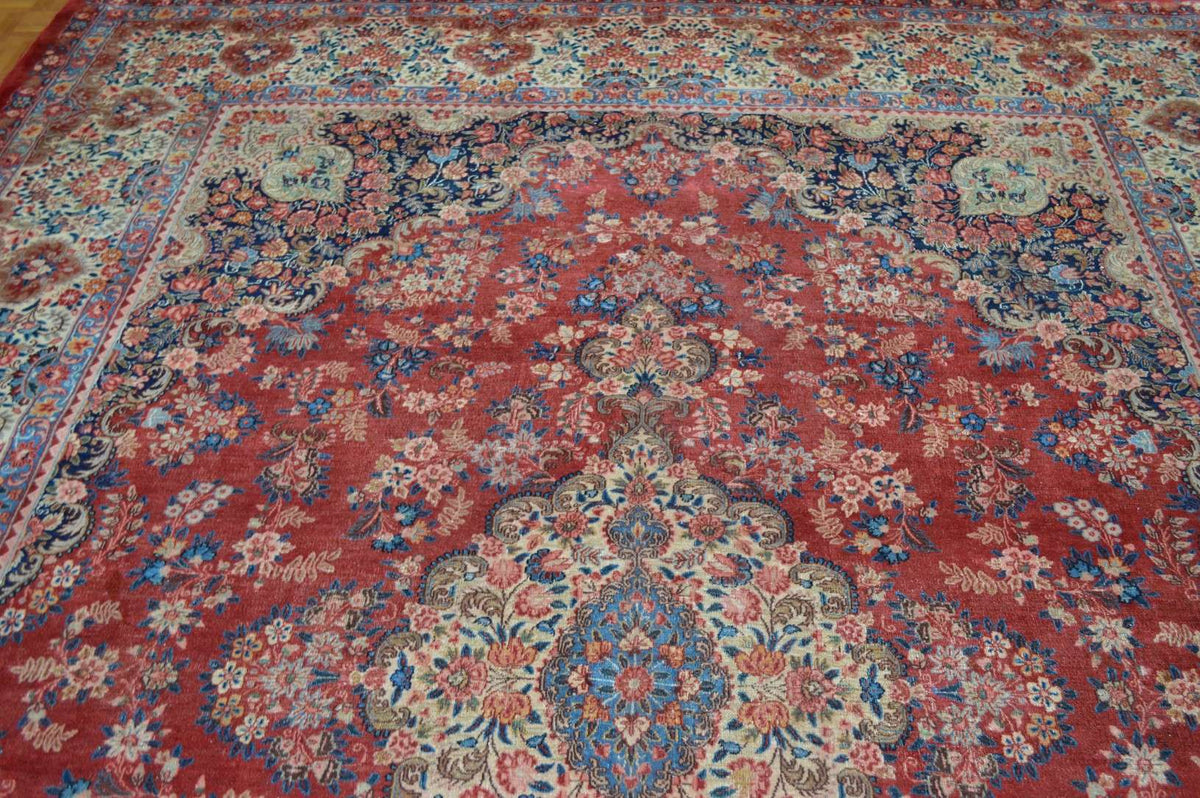 9' 8" x 13' 0" Persian Lavar Rug image 3