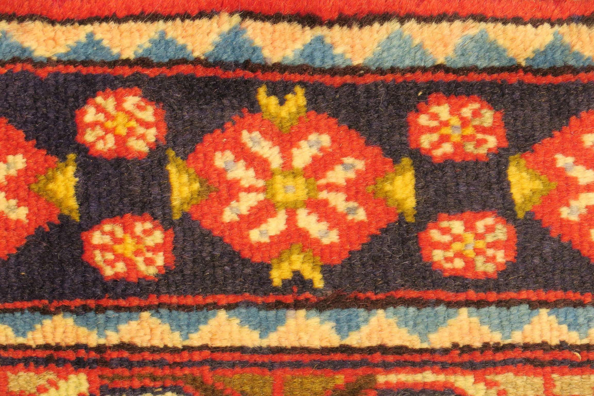 2' 9" x 4' 6" Persian Hamadan Rug image 1