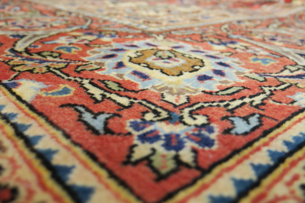 6' 3" x 9' 8" Persian Najafabad Rug image 4