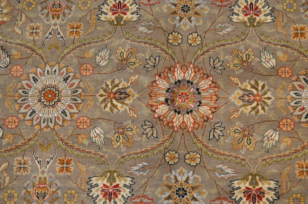 9' 8" x 9' 9" India Agra Rug image 5