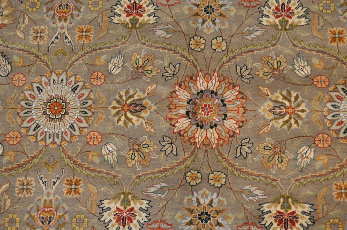 9' 8" x 9' 9" India Agra Rug image 5