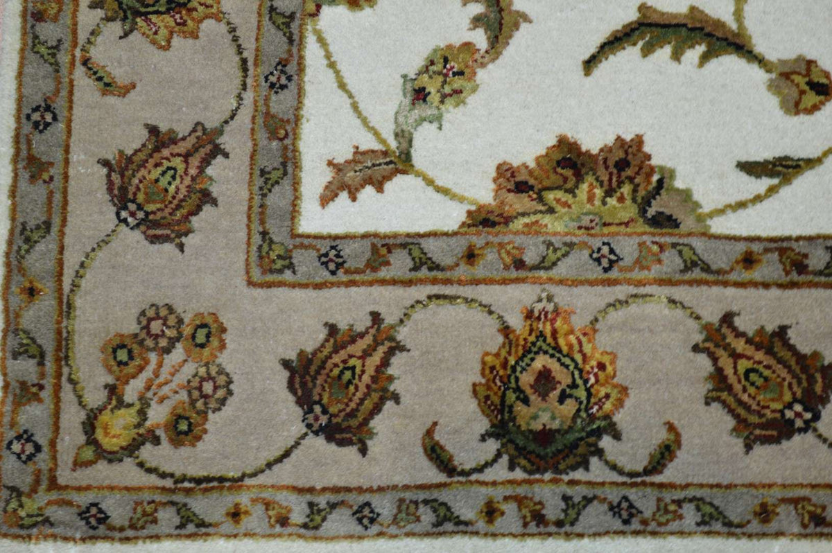 4' 1" x 6' 3" India Agra Rug image 7