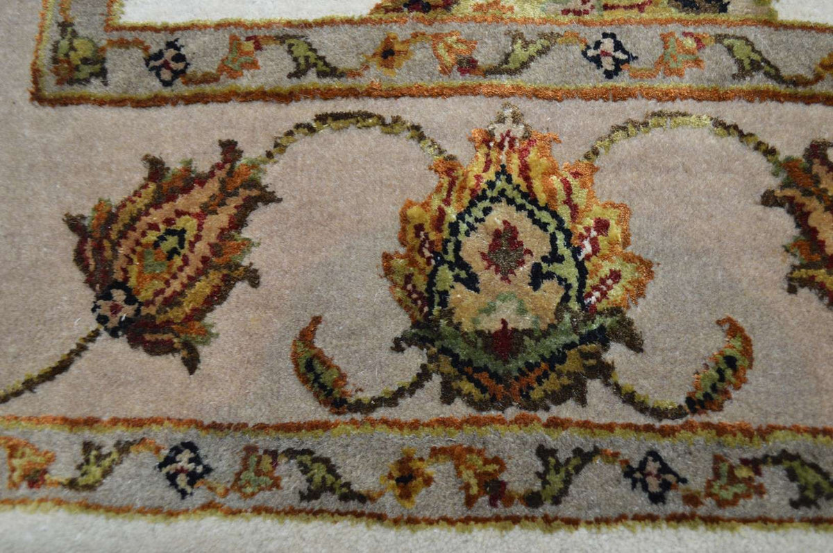 4' 1" x 6' 3" India Agra Rug image 3