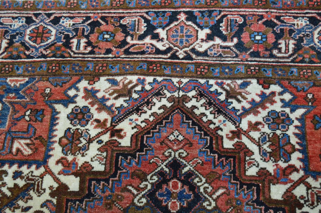 7' 0" x 8' 8" Persian Heriz Rug image 2