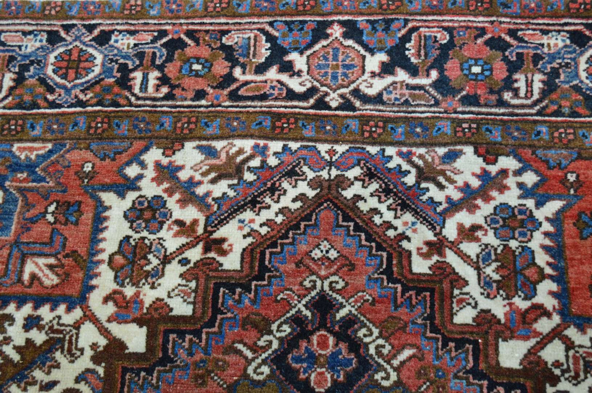 7' 0" x 8' 8" Persian Heriz Rug image 2