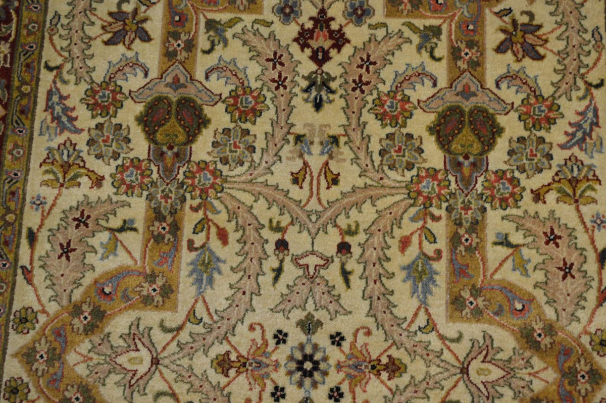 4' 2" x 6' 1" India Agra Rug image 4