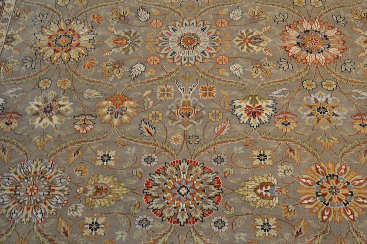 9' 8" x 9' 9" India Agra Rug image 6