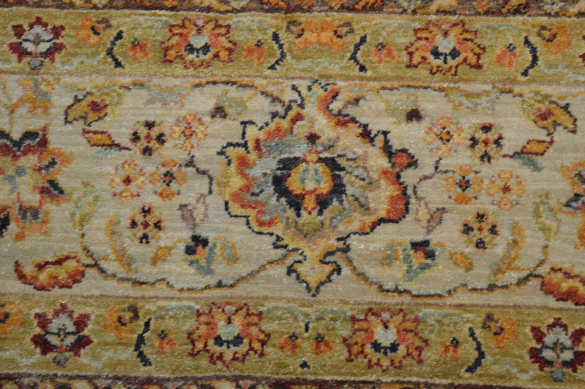 7' 9" x 10' 3" India Sultanabad Rug image 4