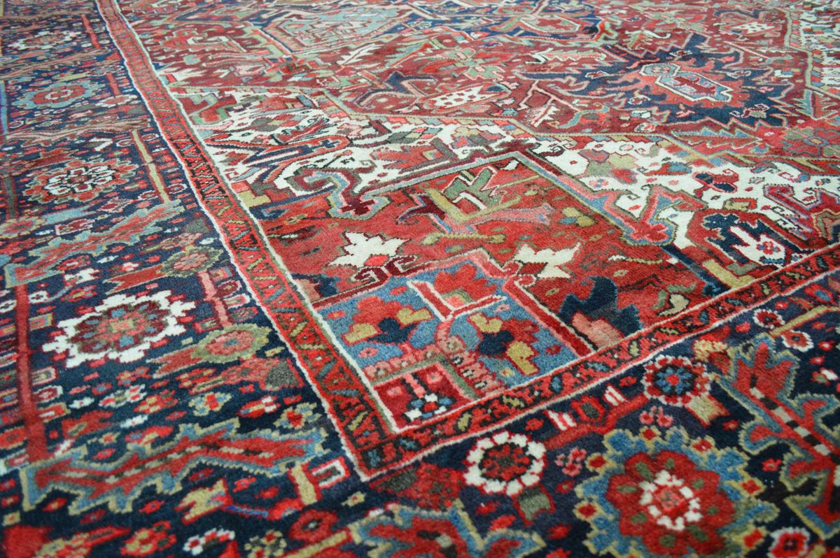 7' 9" x 11' 4" Persian Heriz Rug image 7