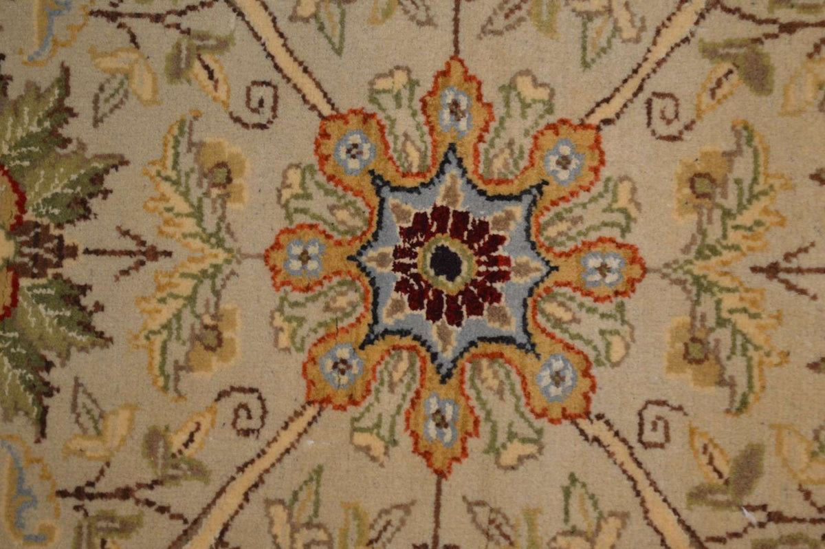 8' 1" x 9' 9" India Agra Rug image 8