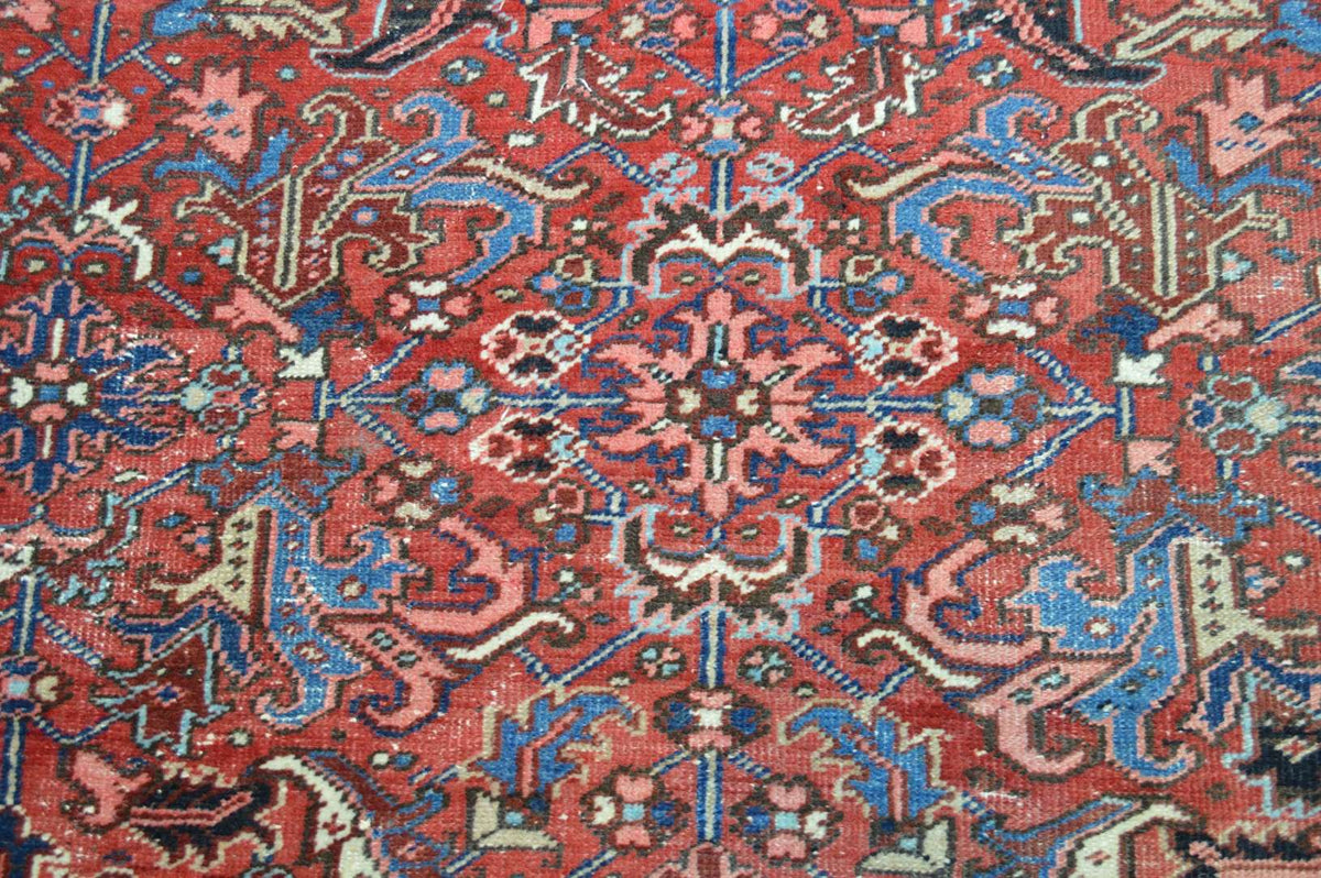 7' 8" x 9' 8" Persian Heriz Rug image 4
