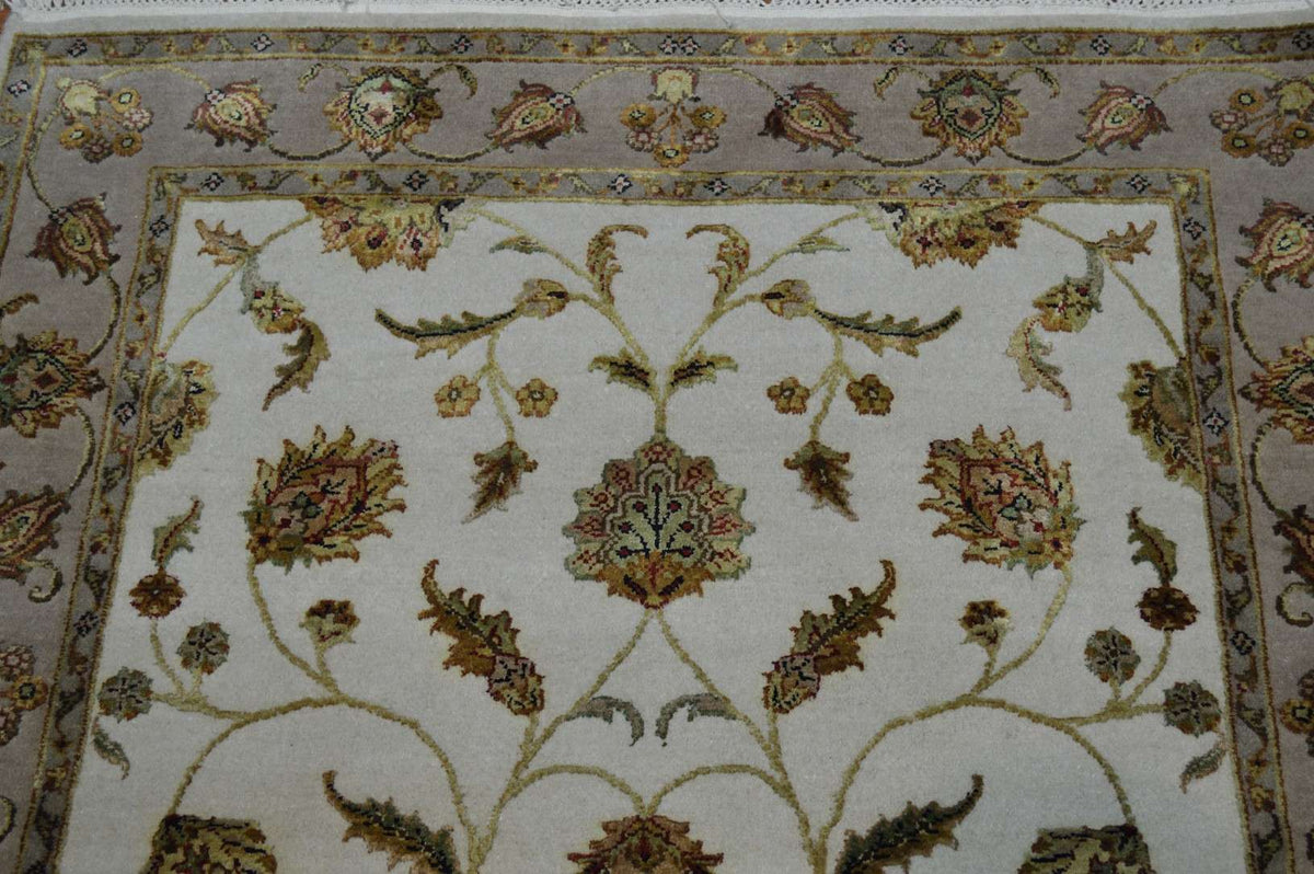 4' 1" x 6' 3" India Agra Rug image 6