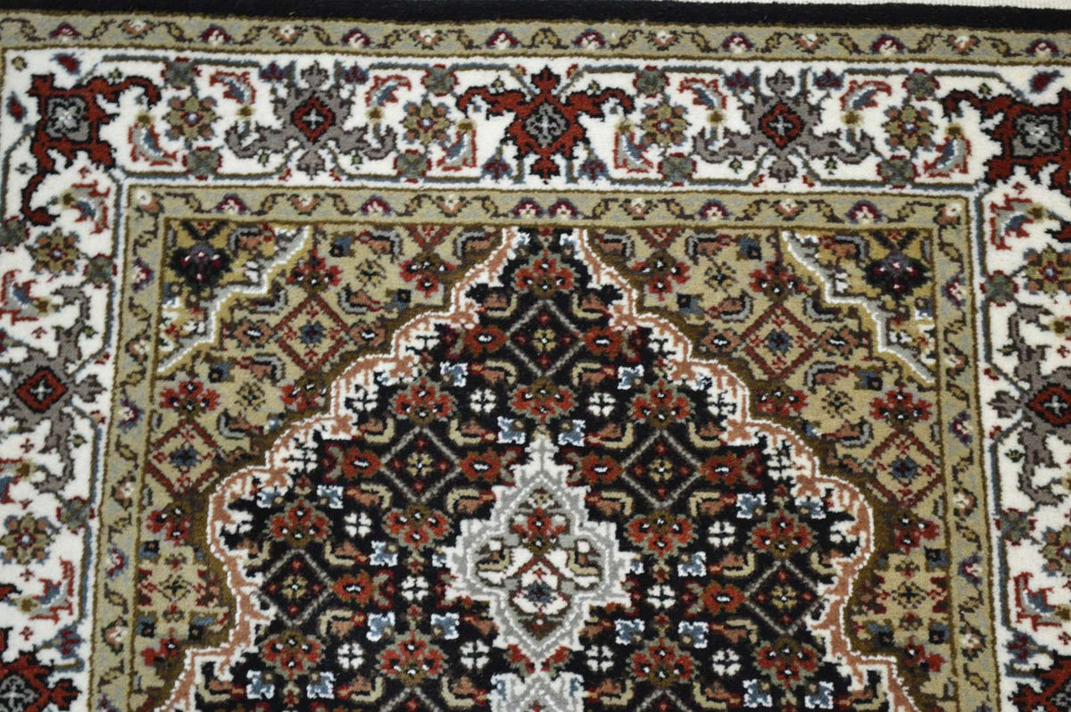 2' 6" x 4' 2" India Bijar Rug image 11