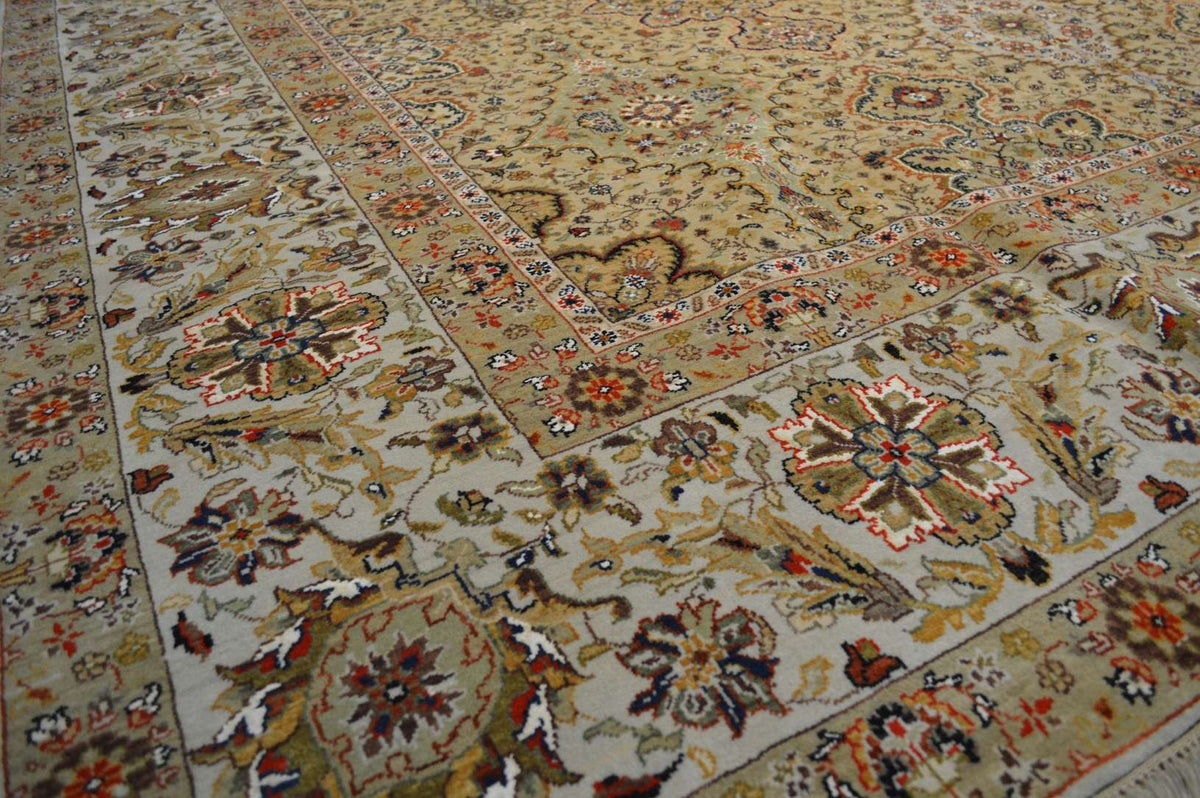 8' 1" x 10' 1" India Agra Rug image 6