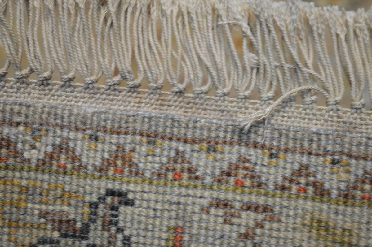 2' 6" x 3' 8" India Agra Rug image 12