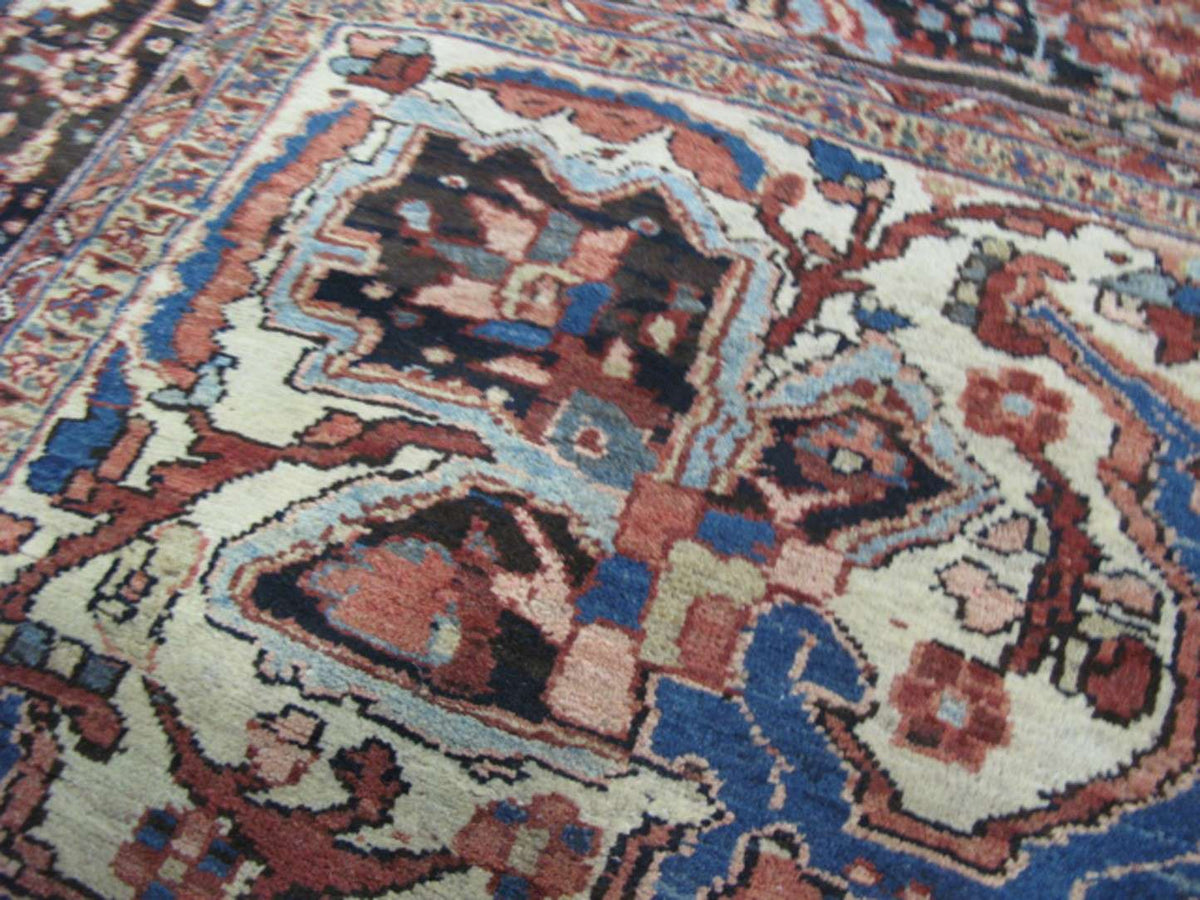 9' 9" x 13' 4" Persian Heriz Rug image 7