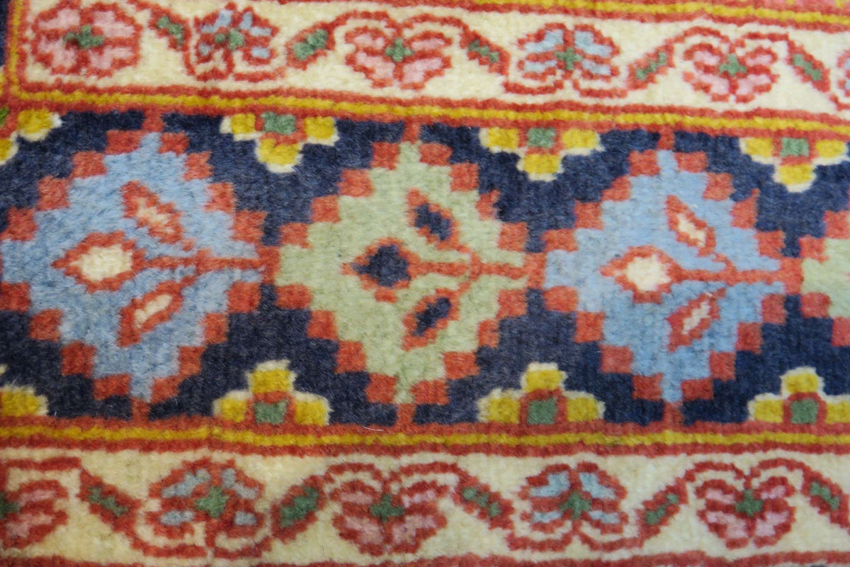 3' 5" x 5' 7" Persian Ardakan Rug image 6
