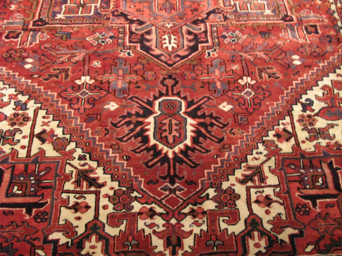 7' 9" x 11' 0" Persian Heriz Rug image 5