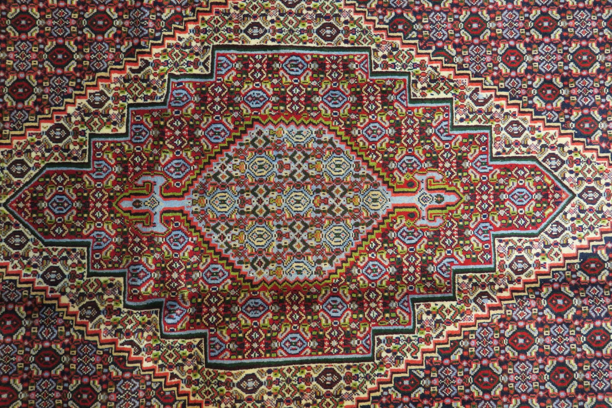 4' 2" x 5' 2" Persian Sanandaj Rug image 10