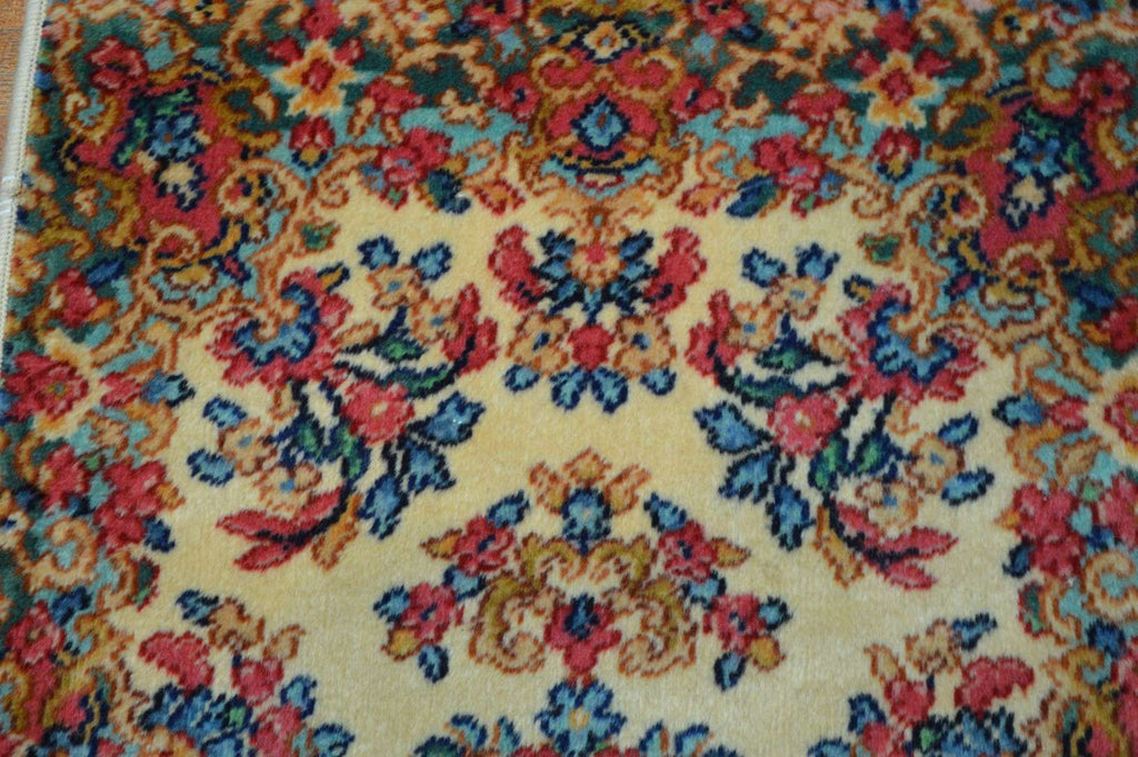 2' 0" x 4' 7" USA Karastan Rug image 9