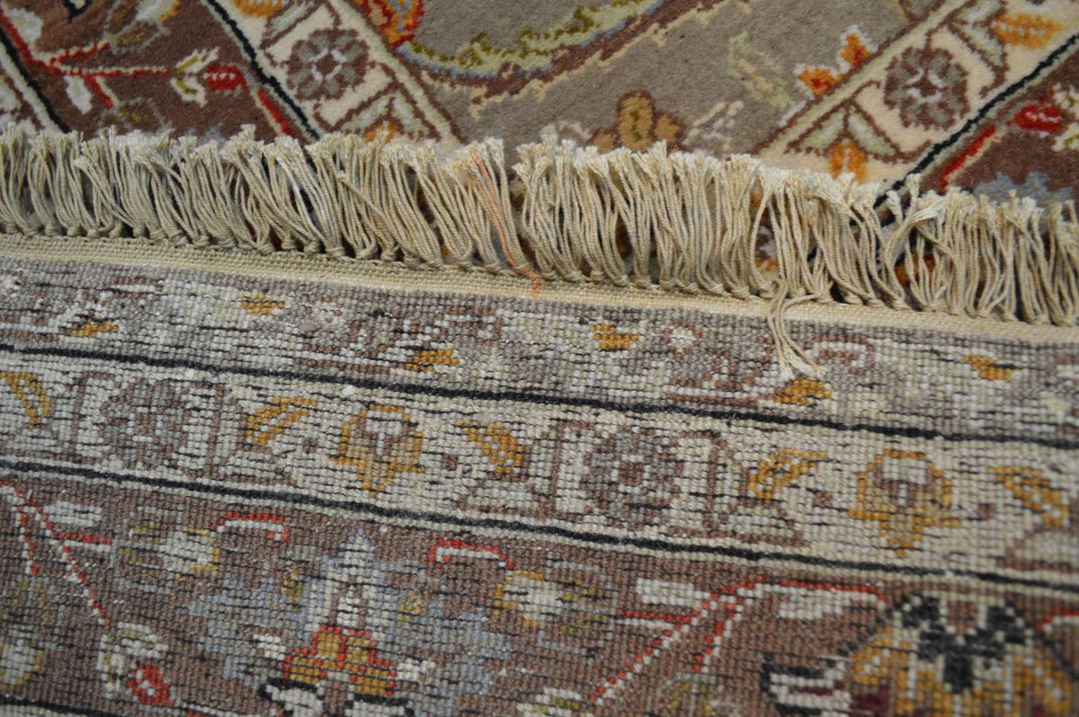 9' 8" x 9' 9" India Agra Rug image 12