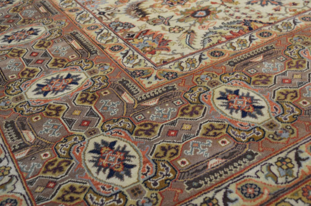 8' 1" x 10' 0" India Agra Rug image 9