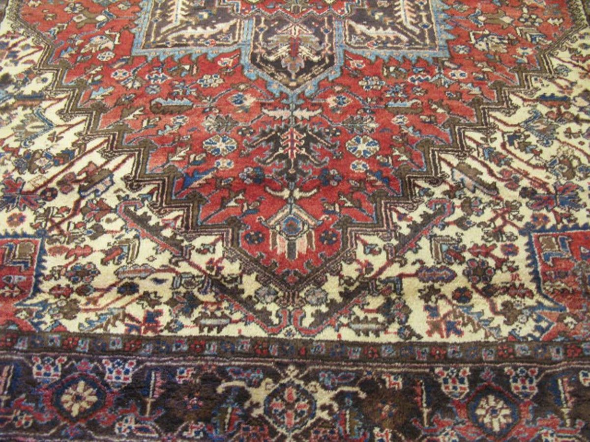 7' 9" x 10' 9" Persian Heriz Rug image 3