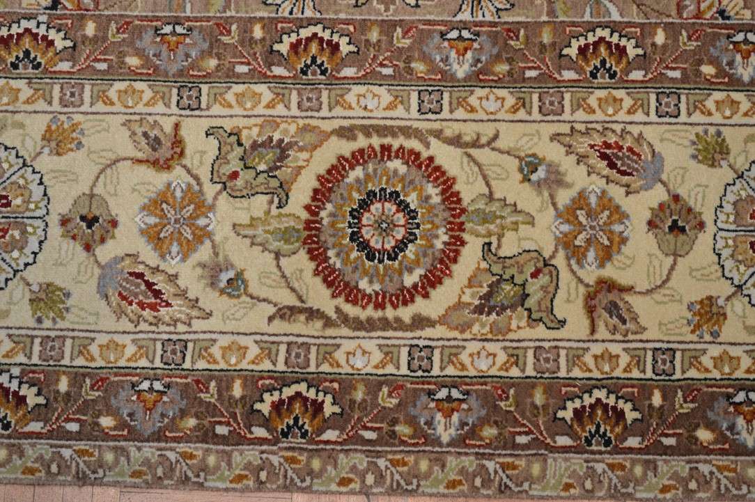 8' 9" x 11' 8" India Agra Rug image 7
