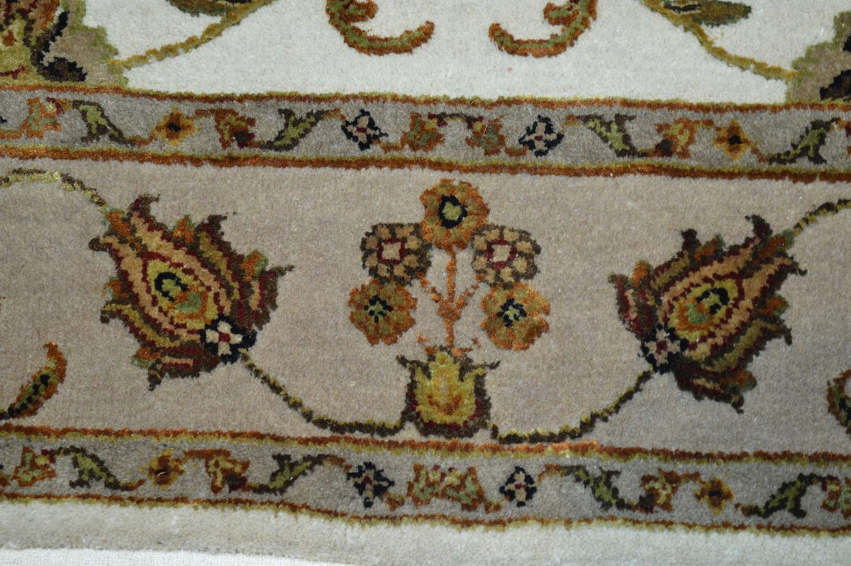 4' 1" x 6' 3" India Agra Rug image 4