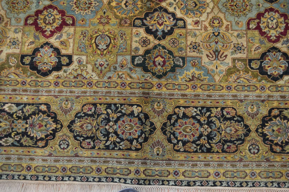 9' 0" x 11' 5" India Agra Rug image 2