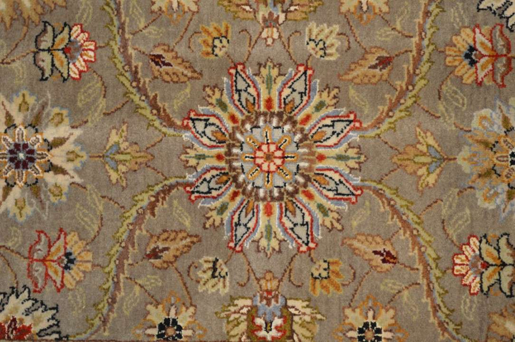 9' 8" x 9' 9" India Agra Rug image 8