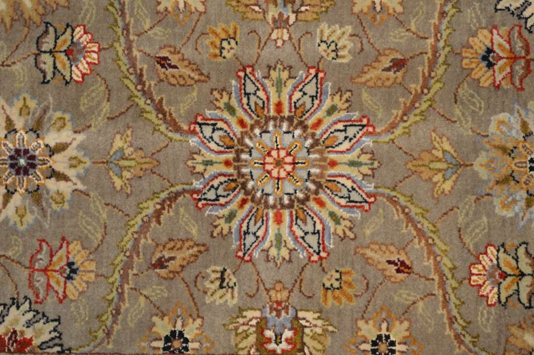 9' 8" x 9' 9" India Agra Rug image 8