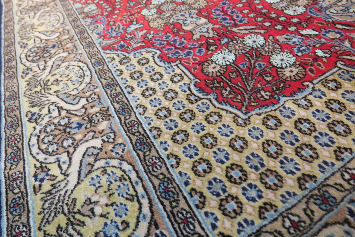 4' 4" x 6' 9" Persian Qoumsheh Rug