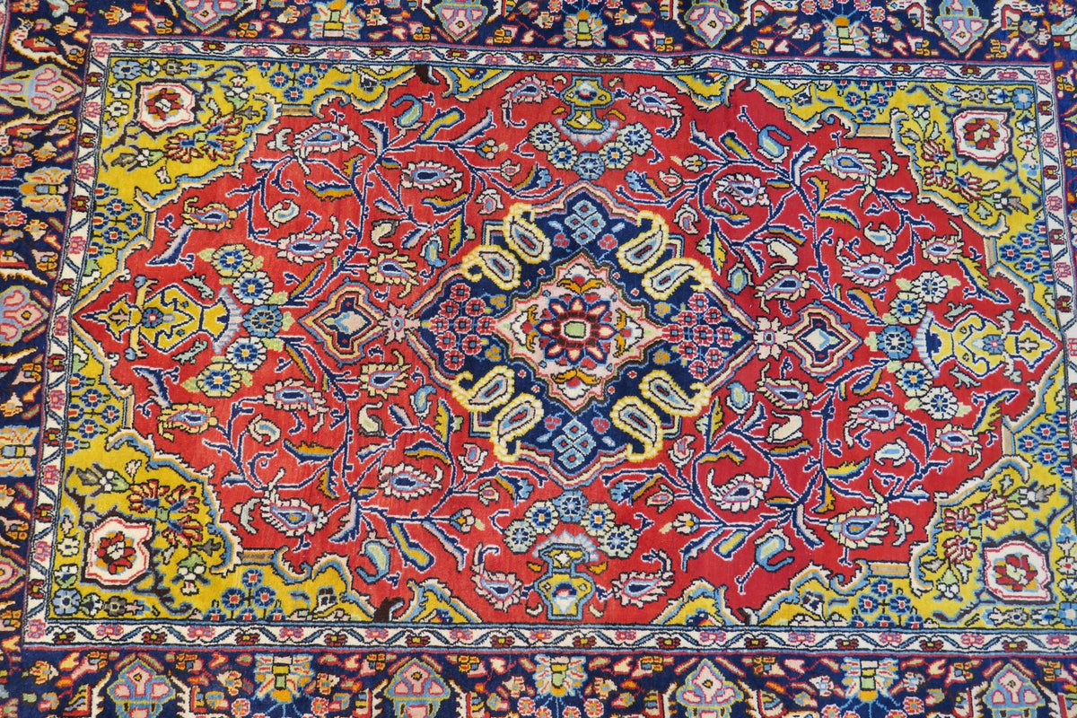 3' 4" x 5' 1" Persian Qoumsheh Rug