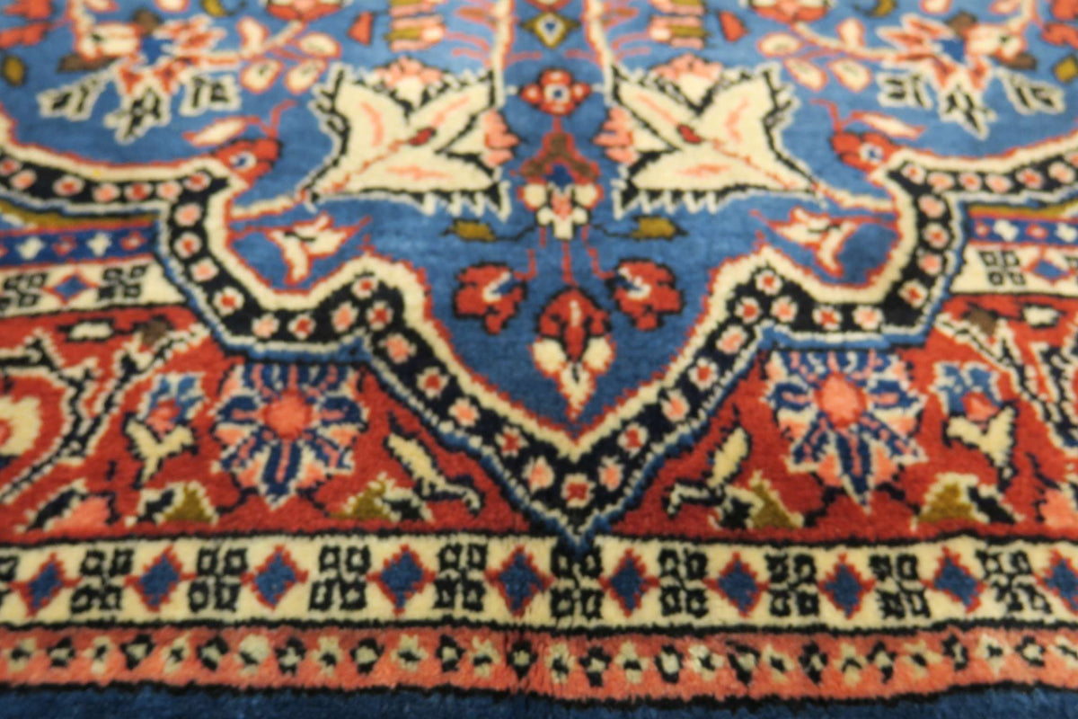 3' 5" x 5' 1" Persian Sarouk Rug