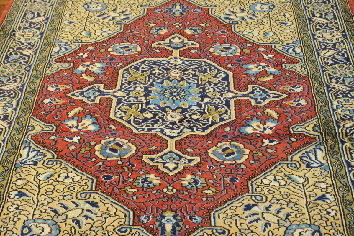 3' 5" x 5' 6" Persian Qoumsheh Rug image 1