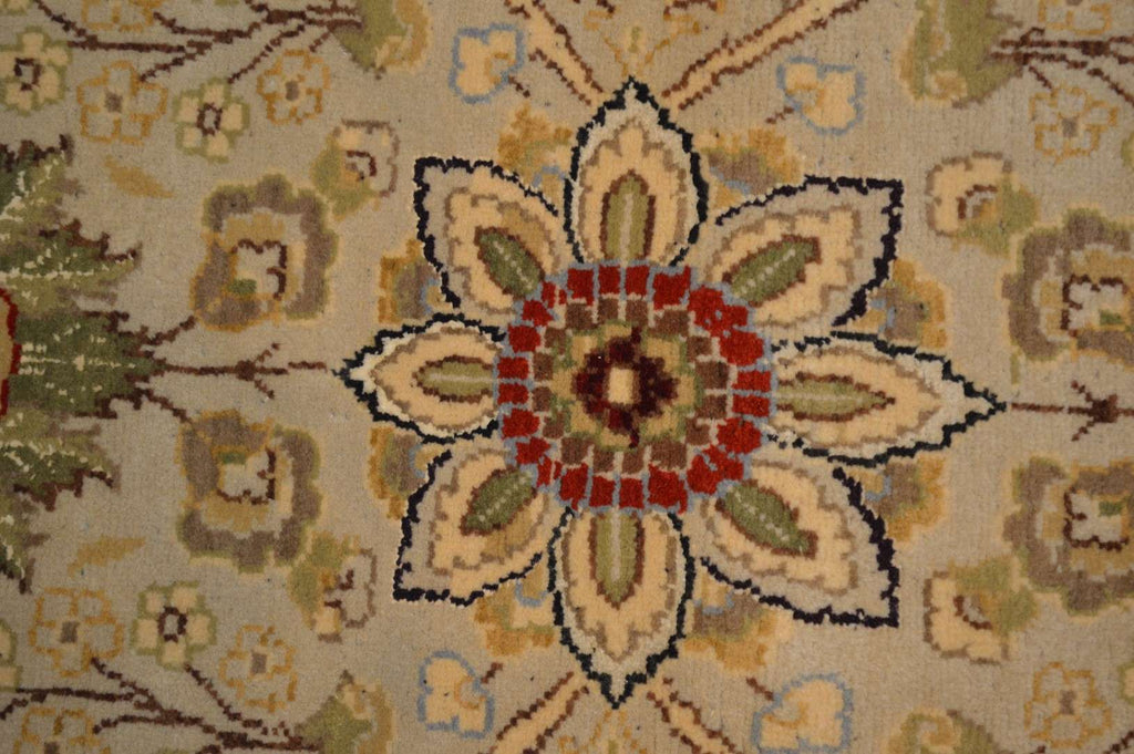 8' 1" x 9' 9" India Agra Rug image 4