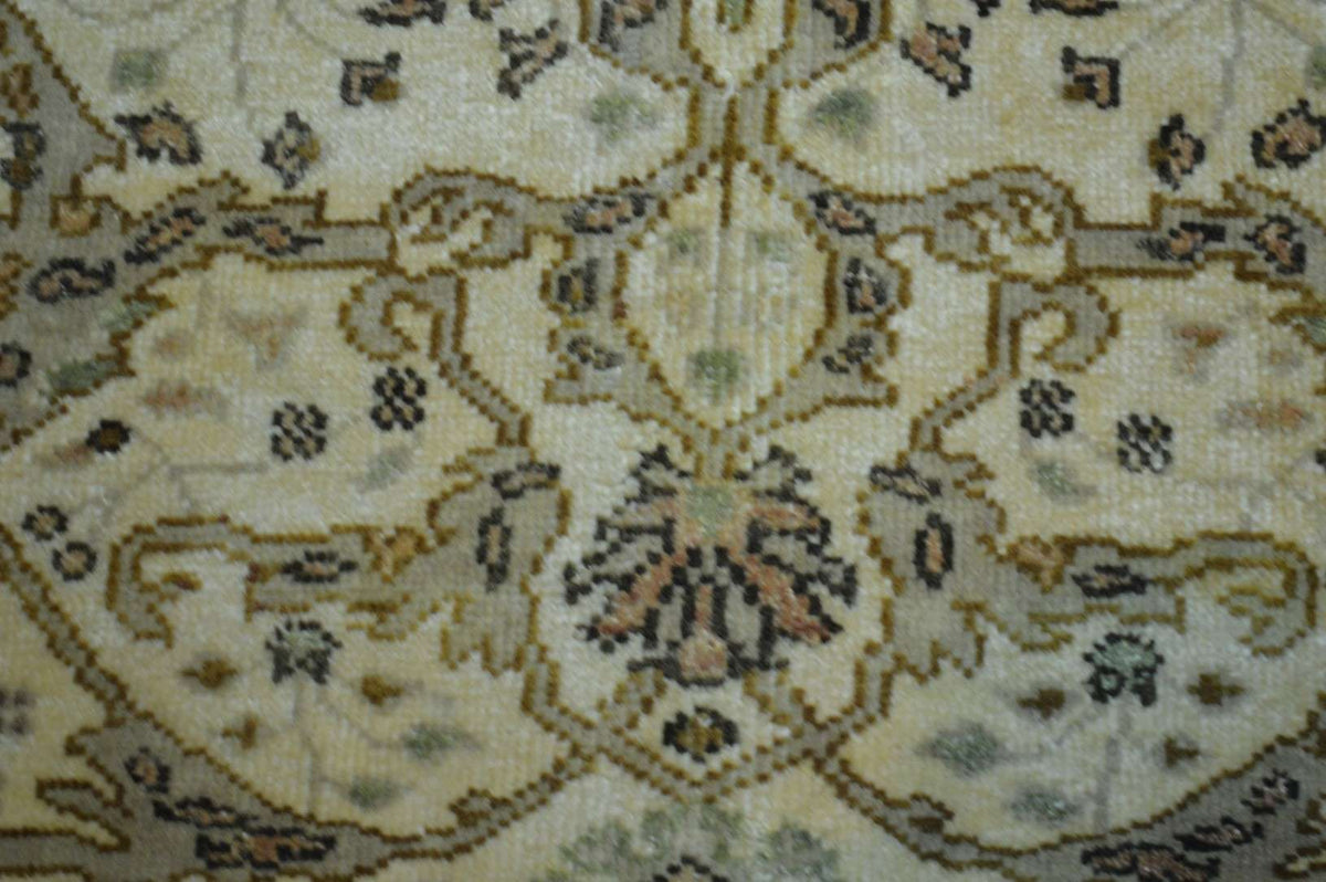 3' 9" x 6' 0" India Agra Rug image 4